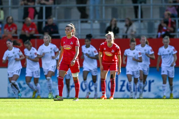 Kölner Spielerinnen (li.) Manjou Wilde (Köln, 7) nach dem Gegentor zum 0:2 enttäuscht schauend, Enttäuschung, Frustration, disappointed, pessimistisch, im Hintergrund bejubeln die Spielerinnen des FC Bayern das Tor, 16.10.2022, München (Deutschland), Fussball, Flyeralarm Frauen-Bundesliga, FC Bayern München - 1. FC Köln, DFB DFL REGULATIONS PROHIBIT ANY USE OF PHOTOGRAPHS AS IMAGE SEQUENCES AND OR QUASI-VIDEO.