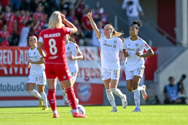 Spielerinnen des FC Bayern mit Torjubel, Jubel, Torjubel, Torerfolg, celebrate the goal, goal, celebration, Jubel ueber das Tor zum 2:0 , optimistisch, Action, Aktion, Mandy Islacker (Köln, 8) enttäuscht schauend, Enttäuschung, Frustration, disappointed, pessimistisch, 16.10.2022, München (Deutschland), Fussball, Flyeralarm Frauen-Bundesliga, FC Bayern München - 1. FC Köln, DFB DFL REGULATIONS PROHIBIT ANY USE OF PHOTOGRAPHS AS IMAGE SEQUENCES AND OR QUASI-VIDEO.