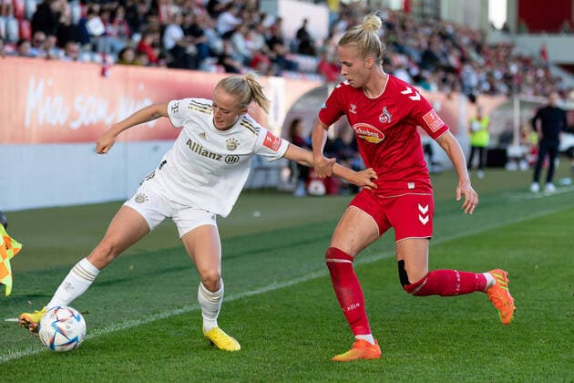 Lea Schueller (FC Bayern Muenchen Frauen, 11) im Kampf um den Ball mit Celina Degen (1. FC Koeln, 5). FC Bayern Muenchen Frauen gegen 1. FC Koeln, Fussball, Frauen-Bundesliga, 4. Spieltag, Saison 2022 2023, 16.10.2022. (DFL DFB REGULATIONS PROHIBIT ANY USE OF PHOTOGRAPHS as IMAGE SEQUENCES and or QUASI-VIDEO). FC Bayern Muenchen Frauen gegen 1. FC Koeln, Fussball, Frauen-Bundesliga, 4. Spieltag, Saison 2022 2023, 16.10.2022. Muenchen Copyright: xEibner-Pressefoto HeikexFeinerx EP_HFR
