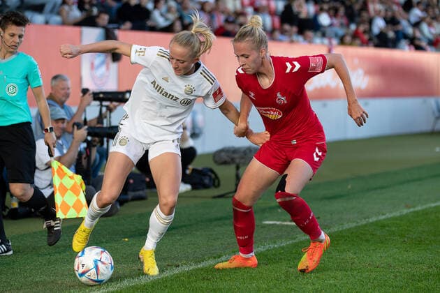 Lea Schueller (FC Bayern Muenchen Frauen, 11) im Kampf um den Ball mit Celina Degen (1. FC Koeln, 5). FC Bayern Muenchen Frauen gegen 1. FC Koeln, Fussball, Frauen-Bundesliga, 4. Spieltag, Saison 2022 2023, 16.10.2022. (DFL DFB REGULATIONS PROHIBIT ANY USE OF PHOTOGRAPHS as IMAGE SEQUENCES and or QUASI-VIDEO). FC Bayern Muenchen Frauen gegen 1. FC Koeln, Fussball, Frauen-Bundesliga, 4. Spieltag, Saison 2022 2023, 16.10.2022. Muenchen Copyright: xEibner-Pressefoto HeikexFeinerx EP_HFR