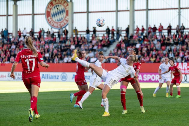 Lea Schueller (FC Bayern Muenchen Frauen, 11) beim Versuch, mit einem Ruechzieher erfolgreich zu sein. FC Bayern Muenchen Frauen gegen 1. FC Koeln, Fussball, Frauen-Bundesliga, 4. Spieltag, Saison 2022 2023, 16.10.2022. (DFL DFB REGULATIONS PROHIBIT ANY USE OF PHOTOGRAPHS as IMAGE SEQUENCES and or QUASI-VIDEO). FC Bayern Muenchen Frauen gegen 1. FC Koeln, Fussball, Frauen-Bundesliga, 4. Spieltag, Saison 2022 2023, 16.10.2022. Muenchen Copyright: xEibner-Pressefoto HeikexFeinerx EP_HFR