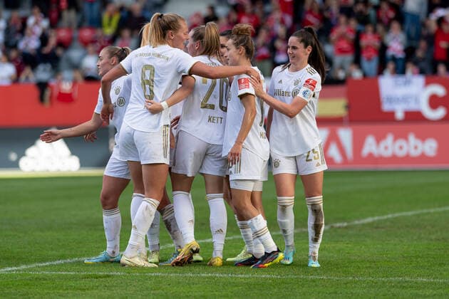 Linda Dallmann (FC Bayern Muenchen Frauen, 10), Maximiliane Rall (FC Bayern Muenchen Frauen, 8), Franziska Kett (FC Bayern Muenchen Frauen, 20), Jovana Damnjanovic (FC Bayern Muenchen Frauen, 9) und Sarah Zadrazil (FC Bayern Muenchen Frauen, 25) bejubeln mit Lina Magull (FC Bayern Muenchen Frauen, 16) deren Tor zum 4:0 - Endstand. FC Bayern Muenchen Frauen gegen 1. FC Koeln, Fussball, Frauen-Bundesliga, 4. Spieltag, Saison 2022 2023, 16.10.2022. (DFL DFB REGULATIONS PROHIBIT ANY USE OF PHOTOGRAPHS as IMAGE SEQUENCES and or QUASI-VIDEO). FC Bayern Muenchen Frauen gegen 1. FC Koeln, Fussball, Frauen-Bundesliga, 4. Spieltag, Saison 2022 2023, 16.10.2022. Muenchen Copyright: xEibner-Pressefoto HeikexFeinerx EP_HFR