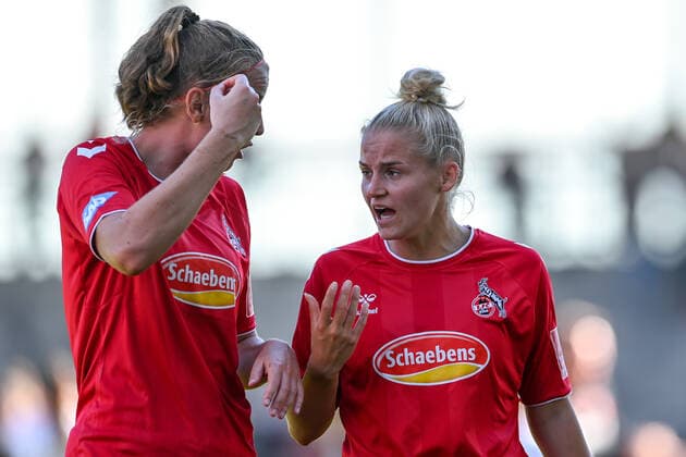 v.li.: Myrthe Moorrees (Köln, 6) Lena Uebach (Köln, 27) nach Spielende enttäuscht schauend, Enttäuschung, Frustration, disappointed, pessimistisch, 16.10.2022, München (Deutschland), Fussball, Flyeralarm Frauen-Bundesliga, FC Bayern München - 1. FC Köln, DFB DFL REGULATIONS PROHIBIT ANY USE OF PHOTOGRAPHS AS IMAGE SEQUENCES AND OR QUASI-VIDEO.