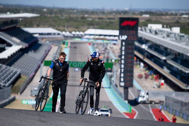 Esteban Ocon (FRA, BWT Alpine F1 Team 31) beim Trackwalk mit Fahrrad, USA, Formel 1 Grand Prix der USA, Circuit of the Americas Austin, Mediaday, 20.10.2022 USA, Formel 1 Grand Prix der USA, Circuit of the Americas Austin, Mediaday, 20.10.2022 Austin Copyright: xEibner Memmlerx EP_MMR