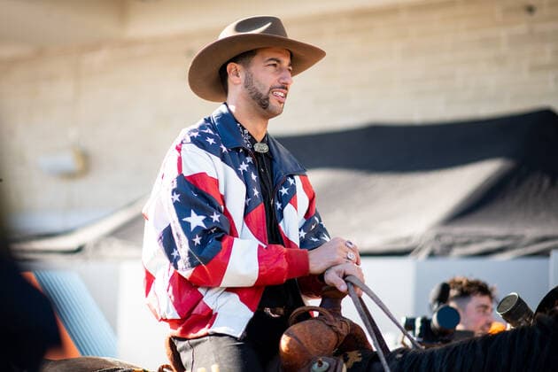 Daniel Ricciardo (AUS, McLaren F1 Team 3) reitet auf einem Pferd ins Fahrerlager, USA, Formel 1 Grand Prix der USA, Circuit of the Americas Austin, Mediaday, 20.10.2022 USA, Formel 1 Grand Prix der USA, Circuit of the Americas Austin, Mediaday, 20.10.2022 Austin Copyright: xEibner Memmlerx EP_MMR