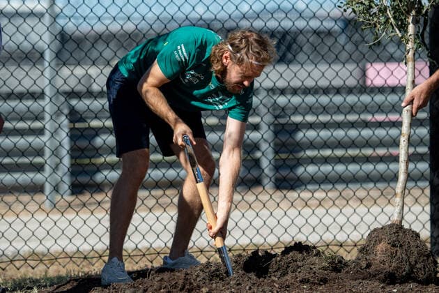 Sebastian Vettel (GER, Aston Martin Aramco Cognizant F1 Team 5) pflanzt vom Promoter gesponserte Baueme in der neuen Vettel Grove, USA, Formel 1 Grand Prix der USA, Circuit of the Americas Austin, Mediaday, 20.10.2022 USA, Formel 1 Grand Prix der USA, Circuit of the Americas Austin, Mediaday, 20.10.2022 Austin Copyright: xEibner Memmlerx EP_MMR