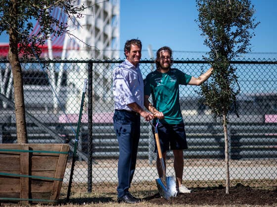 Sebastian Vettel (GER, Aston Martin Aramco Cognizant F1 Team 5), Bobby Eppstein (COTA Gruender und CEO) haben einen Baum in der neuen Vettel Grove gepflanzt, USA, Formel 1 Grand Prix der USA, Circuit of the Americas Austin, Mediaday, 20.10.2022 USA, Formel 1 Grand Prix der USA, Circuit of the Americas Austin, Mediaday, 20.10.2022 Austin Copyright: xEibner Memmlerx EP_MMR