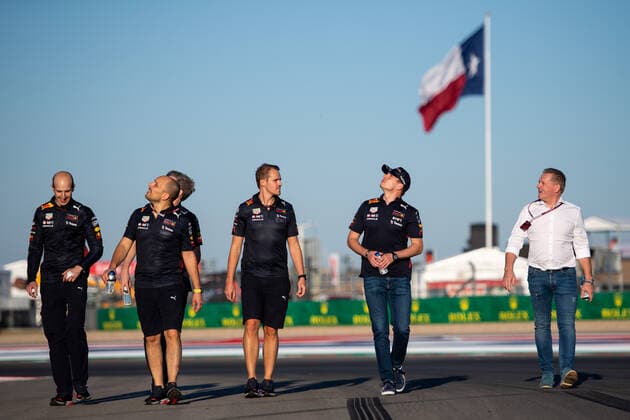 Max Verstappen (NED, Oracle Red Bull Racing 1) mit Vater Jos Verstappen und Team beim Trackwalk, USA, Formel 1 Grand Prix der USA, Circuit of the Americas Austin, Mediaday, 20.10.2022 USA, Formel 1 Grand Prix der USA, Circuit of the Americas Austin, Mediaday, 20.10.2022 Austin Copyright: xEibner Memmlerx EP_MMR