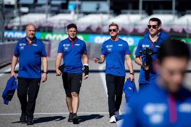 Mick Schumacher (GER, Haas F1 Team 47) und Team beim Trackwalk, USA, Formel 1 Grand Prix der USA, Circuit of the Americas Austin, Mediaday, 20.10.2022 USA, Formel 1 Grand Prix der USA, Circuit of the Americas Austin, Mediaday, 20.10.2022 Austin Copyright: xEibner Memmlerx EP_MMR