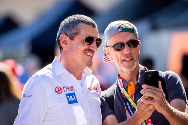 Guenther Steiner (Haas F1 Team, Teamchef) macht Selfies mit Fans, USA, Formel 1 Grand Prix der USA, Circuit of the Americas Austin, Freies Training, 21.10.2022 USA, Formel 1 Grand Prix der USA, Circuit of the Americas Austin, Freies Training, 21.10.2022 Austin Copyright: xEibner Memmlerx EP_MMR