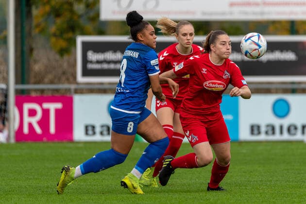 Am Ball Leonie Krump (1. FC Koeln U20, 06) vor Michelle Klostermann (SC Sand, 08) GER, SC Sand vs. 1. FC Koeln U20, Fussball, 2. Frauen Bundesliga, 6. Spieltag, Saison 2022 2023, 23.10.2022 GER, SC Sand vs. 1. FC Koeln U20, Fussball, 2. Frauen Bundesliga, 6. Spieltag, Saison 2022 2023, 23.10.2022 Willstaett-Sand Copyright: xEibner-Pressefoto ThomasxHeßx EPS_EER