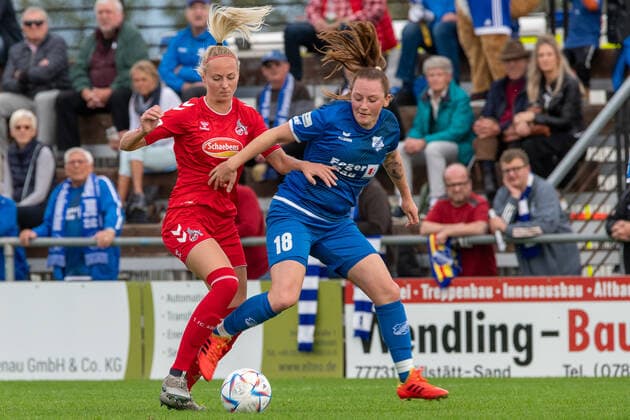 Am Ball Meike Messmer (1. FC Koeln U20, 10) und im Zweikampf mit Jenny Gaugigl (SC Sand, 18) GER, SC Sand vs. 1. FC Koeln U20, Fussball, 2. Frauen Bundesliga, 6. Spieltag, Saison 2022 2023, 23.10.2022 GER, SC Sand vs. 1. FC Koeln U20, Fussball, 2. Frauen Bundesliga, 6. Spieltag, Saison 2022 2023, 23.10.2022 Willstaett-Sand Copyright: xEibner-Pressefoto ThomasxHeßx EPS_EER