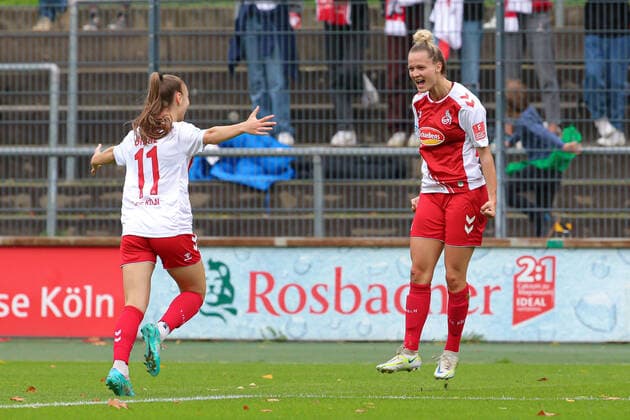 v.li.: Alena Bienz (1. FC Köln, 11) und Torschützin Jana Beuschlein (1. FC Köln, 23) mit Torjubel, Jubel, jubeln, jubelt, optimistisch, Spielszene, Highlight, Freude über das Tor zum 1:0, DIE DFB-RICHTLINIEN UNTERSAGEN JEGLICHE NUTZUNG VON FOTOS ALS SEQUENZBILDER UND ODER VIDEOÄHNLICHE FOTOSTRECKEN. DFB REGULATIONS PROHIBIT ANY USE OF PHOTOGRAPHS AS IMAGE SEQUENCES AND OR QUASI-VIDEO., 23.10.2022, Köln (Deutschland), Fussball, Flyeralarm Frauen-Bundesliga, 1. FC Köln - SV Werder Bremen