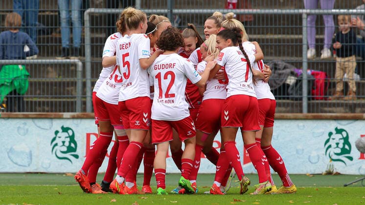 v.li.: Spielerinnen des 1. FC Köln mit Torjubel, Jubel, jubeln, jubelt, optimistisch, Spielszene, Highlight, Freude über das Tor zum 1:0, DIE DFB-RICHTLINIEN UNTERSAGEN JEGLICHE NUTZUNG VON FOTOS ALS SEQUENZBILDER UND ODER VIDEOÄHNLICHE FOTOSTRECKEN. DFB REGULATIONS PROHIBIT ANY USE OF PHOTOGRAPHS AS IMAGE SEQUENCES AND OR QUASI-VIDEO., 23.10.2022, Köln (Deutschland), Fussball, Flyeralarm Frauen-Bundesliga, 1. FC Köln - SV Werder Bremen