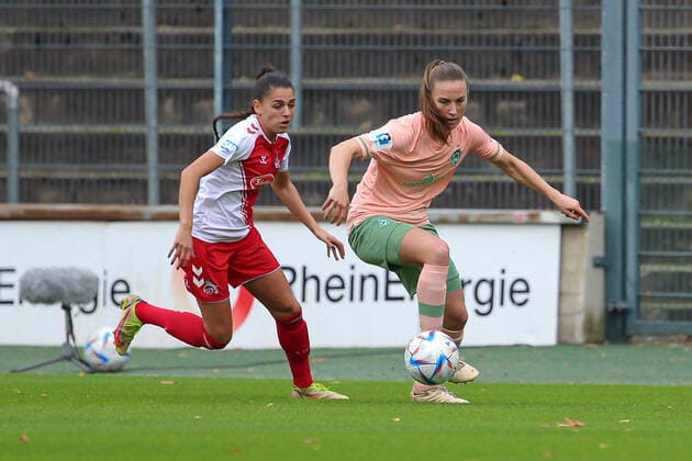 v.li.: Manjou Wilde (1. FC Köln, 7) und Michaela Brandenburg (SV Werder Bremen, 14) im Zweikampf, Duell, Dynamik, Aktion, Action, Spielszene, DIE DFB-RICHTLINIEN UNTERSAGEN JEGLICHE NUTZUNG VON FOTOS ALS SEQUENZBILDER UND ODER VIDEOÄHNLICHE FOTOSTRECKEN. DFB REGULATIONS PROHIBIT ANY USE OF PHOTOGRAPHS AS IMAGE SEQUENCES AND OR QUASI-VIDEO., 23.10.2022, Köln (Deutschland), Fussball, Flyeralarm Frauen-Bundesliga, 1. FC Köln - SV Werder Bremen