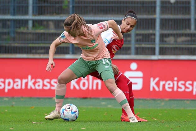 v.li.: Michaela Brandenburg (SV Werder Bremen, 14) und Genessee Puntigam (1. FC Köln, 13) im Zweikampf, Duell, Dynamik, Aktion, Action, Spielszene, DIE DFB-RICHTLINIEN UNTERSAGEN JEGLICHE NUTZUNG VON FOTOS ALS SEQUENZBILDER UND ODER VIDEOÄHNLICHE FOTOSTRECKEN. DFB REGULATIONS PROHIBIT ANY USE OF PHOTOGRAPHS AS IMAGE SEQUENCES AND OR QUASI-VIDEO., 23.10.2022, Köln (Deutschland), Fussball, Flyeralarm Frauen-Bundesliga, 1. FC Köln - SV Werder Bremen
