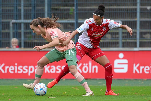 v.li.: Michaela Brandenburg (SV Werder Bremen, 14) und Genessee Puntigam (1. FC Köln, 13) im Zweikampf, Duell, Dynamik, Aktion, Action, Spielszene, DIE DFB-RICHTLINIEN UNTERSAGEN JEGLICHE NUTZUNG VON FOTOS ALS SEQUENZBILDER UND ODER VIDEOÄHNLICHE FOTOSTRECKEN. DFB REGULATIONS PROHIBIT ANY USE OF PHOTOGRAPHS AS IMAGE SEQUENCES AND OR QUASI-VIDEO., 23.10.2022, Köln (Deutschland), Fussball, Flyeralarm Frauen-Bundesliga, 1. FC Köln - SV Werder Bremen
