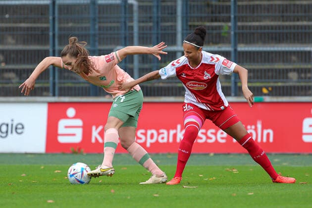 v.li.: Michaela Brandenburg (SV Werder Bremen, 14) und Genessee Puntigam (1. FC Köln, 13) im Zweikampf, Duell, Dynamik, Aktion, Action, Spielszene, DIE DFB-RICHTLINIEN UNTERSAGEN JEGLICHE NUTZUNG VON FOTOS ALS SEQUENZBILDER UND ODER VIDEOÄHNLICHE FOTOSTRECKEN. DFB REGULATIONS PROHIBIT ANY USE OF PHOTOGRAPHS AS IMAGE SEQUENCES AND OR QUASI-VIDEO., 23.10.2022, Köln (Deutschland), Fussball, Flyeralarm Frauen-Bundesliga, 1. FC Köln - SV Werder Bremen