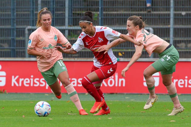 v.li.: Maja Sternad (SV Werder Bremen, 11), Genessee Puntigam (1. FC Köln, 13) und Michaela Brandenburg (SV Werder Bremen, 14) im Zweikampf, Duell, Dynamik, Aktion, Action, Spielszene, DIE DFB-RICHTLINIEN UNTERSAGEN JEGLICHE NUTZUNG VON FOTOS ALS SEQUENZBILDER UND ODER VIDEOÄHNLICHE FOTOSTRECKEN. DFB REGULATIONS PROHIBIT ANY USE OF PHOTOGRAPHS AS IMAGE SEQUENCES AND OR QUASI-VIDEO., 23.10.2022, Köln (Deutschland), Fussball, Flyeralarm Frauen-Bundesliga, 1. FC Köln - SV Werder Bremen