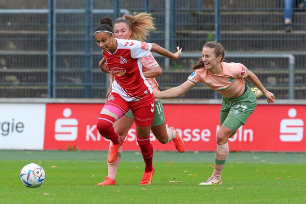 v.li.: Genessee Puntigam (1. FC Köln, 13) und Michaela Brandenburg (SV Werder Bremen, 14) im Zweikampf, Duell, Dynamik, Aktion, Action, Spielszene, DIE DFB-RICHTLINIEN UNTERSAGEN JEGLICHE NUTZUNG VON FOTOS ALS SEQUENZBILDER UND ODER VIDEOÄHNLICHE FOTOSTRECKEN. DFB REGULATIONS PROHIBIT ANY USE OF PHOTOGRAPHS AS IMAGE SEQUENCES AND OR QUASI-VIDEO., 23.10.2022, Köln (Deutschland), Fussball, Flyeralarm Frauen-Bundesliga, 1. FC Köln - SV Werder Bremen