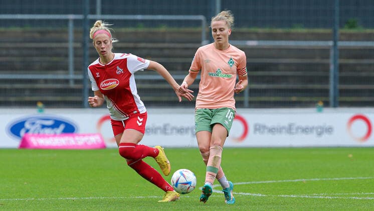 v.li.: Sharon Beck (1. FC Köln, 10) und Lina Hausicke (SV Werder Bremen, 18) im Zweikampf, Duell, Dynamik, Aktion, Action, Spielszene, DIE DFB-RICHTLINIEN UNTERSAGEN JEGLICHE NUTZUNG VON FOTOS ALS SEQUENZBILDER UND ODER VIDEOÄHNLICHE FOTOSTRECKEN. DFB REGULATIONS PROHIBIT ANY USE OF PHOTOGRAPHS AS IMAGE SEQUENCES AND OR QUASI-VIDEO., 23.10.2022, Köln (Deutschland), Fussball, Flyeralarm Frauen-Bundesliga, 1. FC Köln - SV Werder Bremen