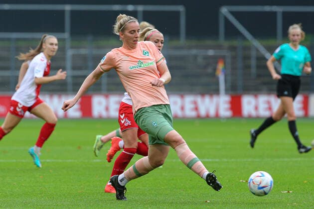v.li.: Katharina Schiechtl (SV Werder Bremen, 9) am Ball, Einzelbild, Ganzkörper, Aktion, Action, Spielszene, DIE DFB-RICHTLINIEN UNTERSAGEN JEGLICHE NUTZUNG VON FOTOS ALS SEQUENZBILDER UND ODER VIDEOÄHNLICHE FOTOSTRECKEN. DFB REGULATIONS PROHIBIT ANY USE OF PHOTOGRAPHS AS IMAGE SEQUENCES AND OR QUASI-VIDEO., 23.10.2022, Köln (Deutschland), Fussball, Flyeralarm Frauen-Bundesliga, 1. FC Köln - SV Werder Bremen