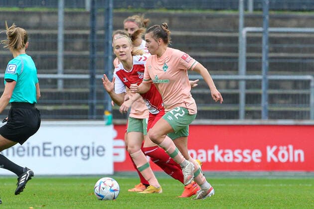 v.li.: Sarah Puntigam (1. FC Köln, 17) und Rieke Dieckmann (SV Werder Bremen, 22) im Zweikampf, Duell, Dynamik, Aktion, Action, Spielszene, DIE DFB-RICHTLINIEN UNTERSAGEN JEGLICHE NUTZUNG VON FOTOS ALS SEQUENZBILDER UND ODER VIDEOÄHNLICHE FOTOSTRECKEN. DFB REGULATIONS PROHIBIT ANY USE OF PHOTOGRAPHS AS IMAGE SEQUENCES AND OR QUASI-VIDEO., 23.10.2022, Köln (Deutschland), Fussball, Flyeralarm Frauen-Bundesliga, 1. FC Köln - SV Werder Bremen