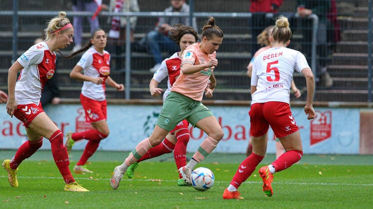 v.li.: Rieke Dieckmann (SV Werder Bremen, 22) am Ball, Einzelbild, Ganzkörper, Aktion, Action, Spielszene, DIE DFB-RICHTLINIEN UNTERSAGEN JEGLICHE NUTZUNG VON FOTOS ALS SEQUENZBILDER UND ODER VIDEOÄHNLICHE FOTOSTRECKEN. DFB REGULATIONS PROHIBIT ANY USE OF PHOTOGRAPHS AS IMAGE SEQUENCES AND OR QUASI-VIDEO., 23.10.2022, Köln (Deutschland), Fussball, Flyeralarm Frauen-Bundesliga, 1. FC Köln - SV Werder Bremen