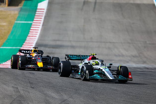 44 HAMILTON Lewis (gbr), Mercedes AMG F1 Team W13, 01 VERSTAPPEN Max (nld), Red Bull Racing RB18, action during the Formula 1 Aramco United States Grand Prix 2022, 19th round of the 2022 FIA Formula One World Championship, WM, Weltmeisterschaft from October 21 to 23, 2022 on the Circuit of the Americas, in Austin, Texas - F1 - UNITED STATES GRAND PRIX 2022 - RACE DPPI Panoramic 20221023_GOOD7945