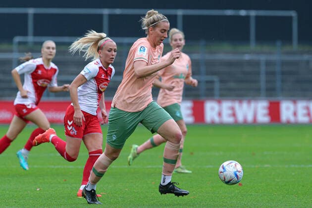 v.li.: Katharina Schiechtl (SV Werder Bremen, 9) am Ball, Einzelbild, Ganzkörper, Aktion, Action, Spielszene, DIE DFB-RICHTLINIEN UNTERSAGEN JEGLICHE NUTZUNG VON FOTOS ALS SEQUENZBILDER UND ODER VIDEOÄHNLICHE FOTOSTRECKEN. DFB REGULATIONS PROHIBIT ANY USE OF PHOTOGRAPHS AS IMAGE SEQUENCES AND OR QUASI-VIDEO., 23.10.2022, Köln (Deutschland), Fussball, Flyeralarm Frauen-Bundesliga, 1. FC Köln - SV Werder Bremen