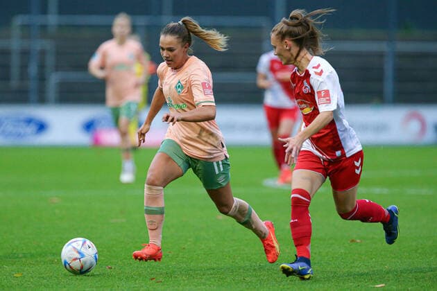 v.li.: Maja Sternad (SV Werder Bremen, 11) und Andrea Gavric (1. FC Köln, 18) im Zweikampf, Duell, Dynamik, Aktion, Action, Spielszene, DIE DFB-RICHTLINIEN UNTERSAGEN JEGLICHE NUTZUNG VON FOTOS ALS SEQUENZBILDER UND ODER VIDEOÄHNLICHE FOTOSTRECKEN. DFB REGULATIONS PROHIBIT ANY USE OF PHOTOGRAPHS AS IMAGE SEQUENCES AND OR QUASI-VIDEO., 23.10.2022, Köln (Deutschland), Fussball, Flyeralarm Frauen-Bundesliga, 1. FC Köln - SV Werder Bremen