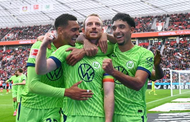 Fussball, Bundesliga, Deutschland, Herren, Saison 2022 2023, 11. Spieltag, BayArena Leverkusen, Bayer Leverkusen, LEV (schwarz) - VfL Wolfsburg (grün) 2:2; Jubel Maximilian Arnold (WOL) nach seinem Tor zum 1:2 durch Foulelfmeter, zusammen mit Felix Nmecha (WOL) und Omar Marmoush (WOL). Jubel, Freude, Aktion. DFB DFL REGULATIONS PROHIBIT ANY USE OF PHOTOGRAPHS AS IMAGE SEQUENCES AND OR QUASI-VIDEO