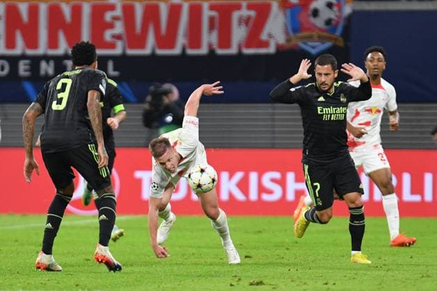Eden Hazard (Real Madrid) re., Eder Gabriel Militao (Real Madrid) li. und Dani Olmo (RB Leipzig) Mitte. RB Leipzig vs. Real Madrid, Fussball, Champions League, 5. Spieltag, Saison 2022 2023, 25.10.2022 DFB DFL REGULATIONS PROHIBIT ANY USE OF PHOTOGRAPHS AS IMAGE SEQUENCES AND OR QUASI-VIDEO RB Leipzig vs. Real Madrid, Fussball, Champions League, 5. Spieltag, Saison 2022 2023, 25.10.2022 Leipzig Copyright: xEibner-Pressefoto BertxHarzerx EP_EER