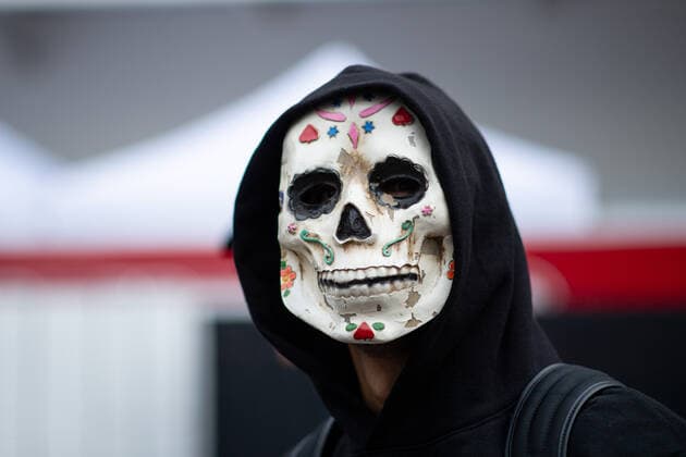 Daniel Ricciardo (AUS, McLaren F1 Team 3) kommt mit Totenkopfmaske zum Feiertag Tag der Toten im Fahrerlager an, MEX, Formel 1 Grand Prix von Mexiko, Autodromo Hermanos Rodriguez Mexico City, Mediaday, 27.10.2022 MEX, Formel 1 Grand Prix von Mexiko, Autodromo Hermanos Rodriguez Mexico City, Mediaday, 27.10.2022 Mexico City Copyright: xEibner Memmlerx EP_MMR