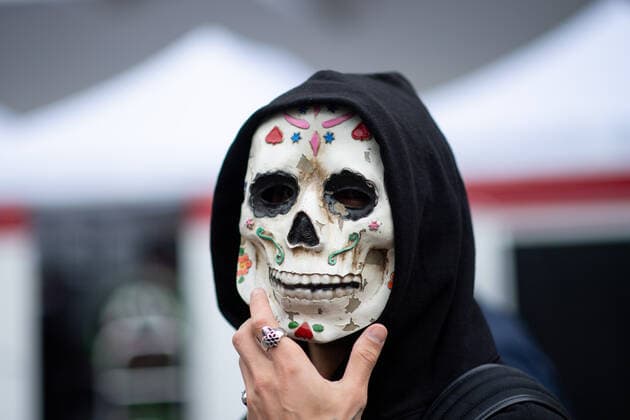 Daniel Ricciardo (AUS, McLaren F1 Team 3) kommt mit Totenkopfmaske zum Feiertag Tag der Toten im Fahrerlager an, MEX, Formel 1 Grand Prix von Mexiko, Autodromo Hermanos Rodriguez Mexico City, Mediaday, 27.10.2022 MEX, Formel 1 Grand Prix von Mexiko, Autodromo Hermanos Rodriguez Mexico City, Mediaday, 27.10.2022 Mexico City Copyright: xEibner Memmlerx EP_MMR