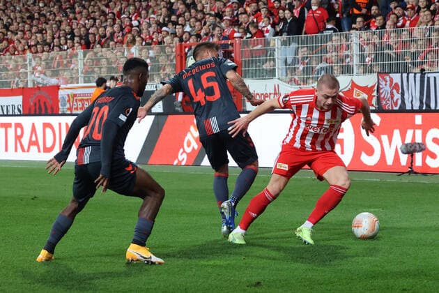 DEU, Europa League, 1.FC Union vs. SC Braga, 27.10.2022, Stadion Alte Foersterei, Berlin, DEU, Europa League, 1.FC Union vs. SC Braga, im Bild: Julian Ryerson (1.FC Union Berlin 6), b20 , Iuri Medeiros (SC Braga 45) DFL - regulations prohibit any use of Photographs as image sequences and or quasi-video Foto: Juergen Engler nordphoto GmbH