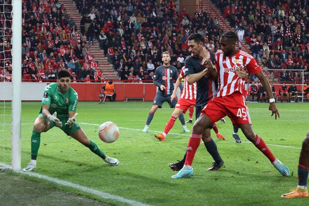 DEU, Europa League, 1.FC Union vs. SC Braga, 27.10.2022, Stadion Alte Foersterei, Berlin, DEU, Europa League, 1.FC Union vs. SC Braga, im Bild: Jordan Siebatcheu (1.FC Union Berlin 45), Matheus Magalhaes (SC Braga 1), Paulo Oliveira (SC Braga 15) DFL - regulations prohibit any use of Photographs as image sequences and or quasi-video Foto: Juergen Engler nordphoto GmbH