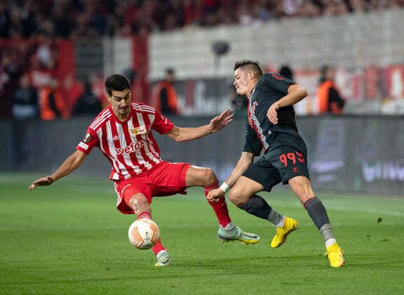 Fussball, Herren, Saison 2022 2023, Europa League (Gruppenphase, Gruppe D, 5. Spieltag), 1. FC Union Berlin - SC Braga, v. l. Diogo Leite (1. FC Union Berlin), Vitinha (SC Braga), 27.10. 2022, Copyright: xSebastianxRäppold MatthiasxKochx