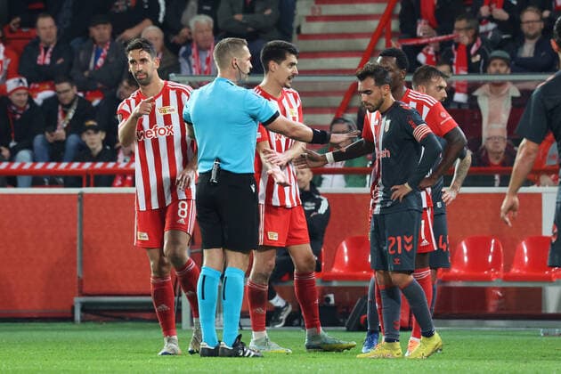 DEU, Europa League, 1.FC Union vs. SC Braga, 27.10.2022, Stadion Alte Foersterei, Berlin, DEU, Europa League, 1.FC Union vs. SC Braga, im Bild: Videobeweis, , Rani Khedira (1.FC Union Berlin 8), Diogo Leite (1.FC Union Berlin 4), Ricardo Horta (SC Braga 21), Schiedsrichter DFL - regulations prohibit any use of Photographs as image sequences and or quasi-video Foto: Juergen Engler nordphoto GmbH