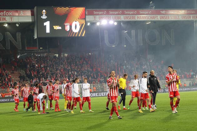 DEU, Europa League, 1.FC Union vs. SC Braga, 27.10.2022, Stadion Alte Foersterei, Berlin, DEU, Europa League, 1.FC Union vs. SC Braga, im Bild: Unioner-Spielerkreis, Anzeigetafel mit dem Endergebnis DFL - regulations prohibit any use of Photographs as image sequences and or quasi-video Foto: Juergen Engler nordphoto GmbH