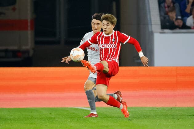 Inbeom Hwang (Olympiacos FC, 33) und Ritsu Doan (SC Freiburg, 42) im Zweikampf , GER, SC Freiburg vs. Olympiacos FC, Fussball, UEFA Europa League, 5. Spieltag, Gruppenphase, 27.10.2022 GER, SC Freiburg vs. Olympiacos FC, Fussball, UEFA Europa League, 5. Spieltag, Gruppenphase, 27.10.2022 Freiburg im Breisgau Copyright: xEibner-Pressefoto GrantxHubbsx EP_GHS