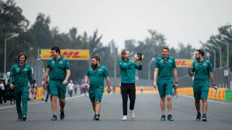 Sebastian Vettel (GER, Aston Martin Aramco Cognizant F1 Team 5) beim Trackwalk mit dem Team, MEX, Formel 1 Grand Prix von Mexiko, Autodromo Hermanos Rodriguez Mexico City, Mediaday, 27.10.2022 MEX, Formel 1 Grand Prix von Mexiko, Autodromo Hermanos Rodriguez Mexico City, Mediaday, 27.10.2022 Mexico City Copyright: xEibner Memmlerx EP_MMR