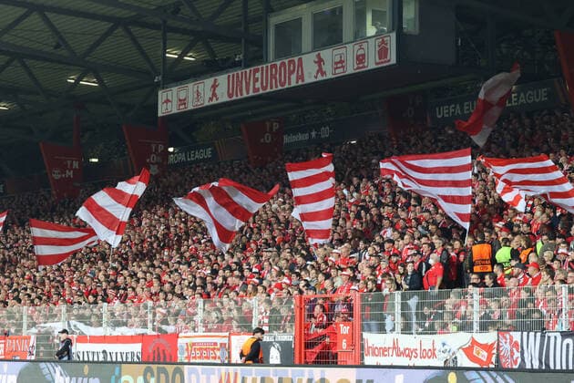 DEU, Europa League, 1.FC Union vs. SC Braga, 27.10.2022, Stadion Alte Foersterei, Berlin, DEU, Europa League, 1.FC Union vs. SC Braga, im Bild: 1.FC Union-Fans, Fahnen DFL - regulations prohibit any use of Photographs as image sequences and or quasi-video Foto: Juergen Engler nordphoto GmbH