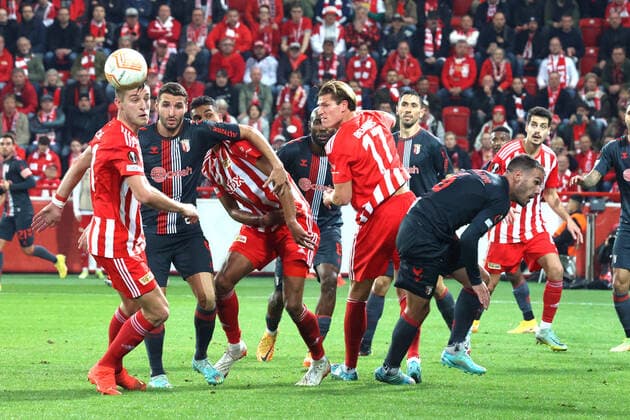 DEU, Europa League, 1.FC Union vs. SC Braga, 27.10.2022, Stadion Alte Foersterei, Berlin, DEU, Europa League, 1.FC Union vs. SC Braga, im Bild: Robin Knoche (1.FC Union Berlin 31), Danilho Doekhi (1.FC Union Berlin 5), Kevin Behrens (1.FC Union Berlin 17), Abel Ruiz (SC Braga 9), Nuno Sequeira (SC Braga 6) DFL - regulations prohibit any use of Photographs as image sequences and or quasi-video Foto: Juergen Engler nordphoto GmbH
