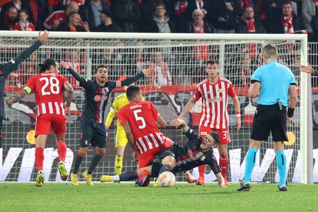 DEU, Europa League, 1.FC Union vs. SC Braga, 27.10.2022, Stadion Alte Foersterei, Berlin, DEU, Europa League, 1.FC Union vs. SC Braga, im Bild: Christopher Trimmel (1.FC Union Berlin 28), Danilho Doekhi (1.FC Union Berlin 5), Robin Knoche (1.FC Union Berlin 31), Vitinha (SC Braga 99), Ricardo Horta (SC Braga 21) DFL - regulations prohibit any use of Photographs as image sequences and or quasi-video Foto: Juergen Engler nordphoto GmbH