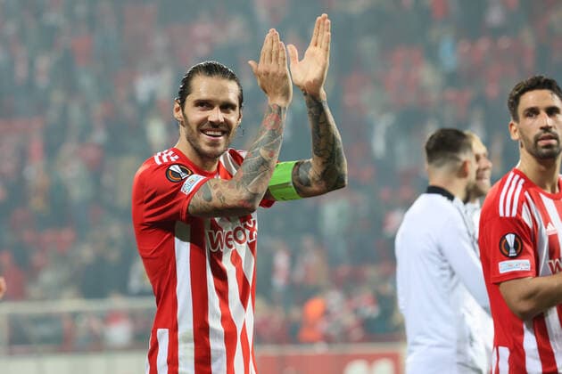 DEU, Europa League, 1.FC Union vs. SC Braga, 27.10.2022, Stadion Alte Foersterei, Berlin, DEU, Europa League, 1.FC Union vs. SC Braga, im Bild: Unioner-Spielerkreis, Christopher Trimmel (1.FC Union Berlin 28) DFL - regulations prohibit any use of Photographs as image sequences and or quasi-video Foto: Juergen Engler nordphoto GmbH