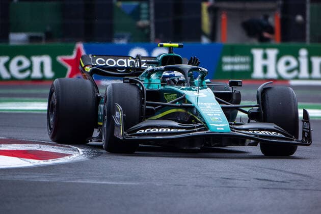 Sebastian Vettel (GER, Aston Martin Aramco Cognizant F1 Team 5) im AMR22 winkt nach der Session den Fans aus dem Auto aus zu, MEX, Formel 1 Grand Prix von Mexiko, Autodromo Hermanos Rodriguez Mexico City, 2. Freies Training, 28.10.2022 MEX, Formel 1 Grand Prix von Mexiko, Autodromo Hermanos Rodriguez Mexico City, 2. Freies Training, 28.10.2022 Mexico City Copyright: xEibner Memmlerx EP_MMR