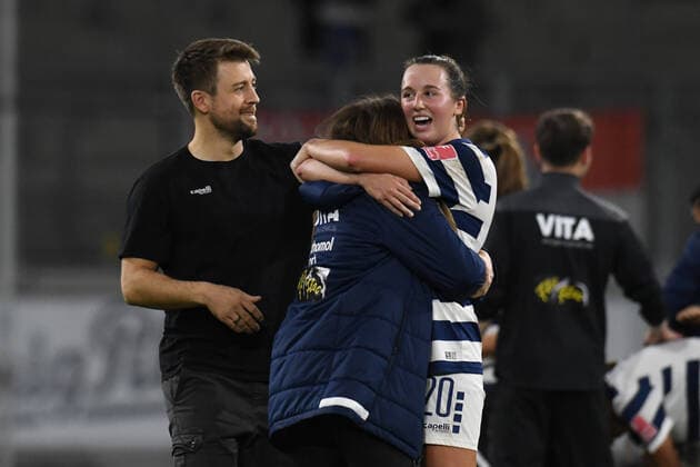 V.l.n.r. Trainer Nico Schneck und Alexandria Loy Hess ( beide MSV Duisburg Frauen ) freuen sich ueber den Sieg. GER, MSV Duisburg Frauen vs 1 FC Koeln Frauen, Fussball, Bundesliga, 6. Spieltag Spielzeit 2022 2023, 28.10.2022 DFL DFB REGULATIONS PROHIBIT ANY USE OF PHOTOGRAPHS AS IMAGE SEQUENCES AND OR QUASI-VIDEO GER, MSV Duisburg Frauen vs 1 FC Koeln Frauen, Fussball, Bundesliga, 6. Spieltag Spielzeit 2022 2023, 28.10.2022 Duisburg Copyright: xEibner-Pressefoto ThomasxThienelx EP_TTL