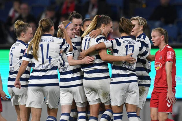 Duisburger Jubeltraube um Torschuetzin Doerthe Hoppius ( MSV Duisburg Frauen ) nach dem Tor zum 2 : 0. GER, MSV Duisburg Frauen vs 1 FC Koeln Frauen, Fussball, Bundesliga, 6. Spieltag Spielzeit 2022 2023, 28.10.2022 DFL DFB REGULATIONS PROHIBIT ANY USE OF PHOTOGRAPHS AS IMAGE SEQUENCES AND OR QUASI-VIDEO GER, MSV Duisburg Frauen vs 1 FC Koeln Frauen, Fussball, Bundesliga, 6. Spieltag Spielzeit 2022 2023, 28.10.2022 Duisburg Copyright: xEibner-Pressefoto ThomasxThienelx EP_TTL