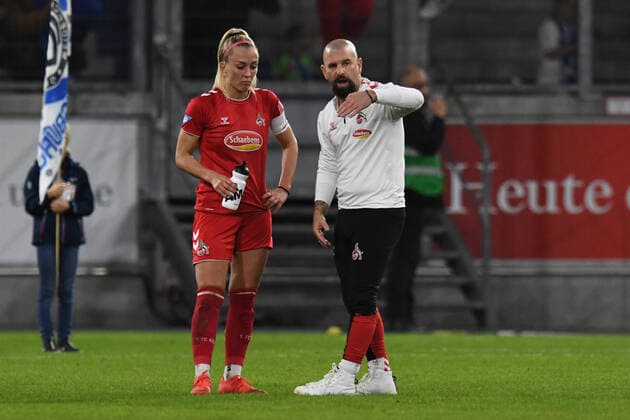 V.l.n.r. Mandy Islacker und Trainer Sascha Glass ( beide 1 FC Koeln Frauen ) ratlos nach der Niederlage. GER, MSV Duisburg Frauen vs 1 FC Koeln Frauen, Fussball, Bundesliga, 6. Spieltag Spielzeit 2022 2023, 28.10.2022 DFL DFB REGULATIONS PROHIBIT ANY USE OF PHOTOGRAPHS AS IMAGE SEQUENCES AND OR QUASI-VIDEO GER, MSV Duisburg Frauen vs 1 FC Koeln Frauen, Fussball, Bundesliga, 6. Spieltag Spielzeit 2022 2023, 28.10.2022 Duisburg Copyright: xEibner-Pressefoto ThomasxThienelx EP_TTL